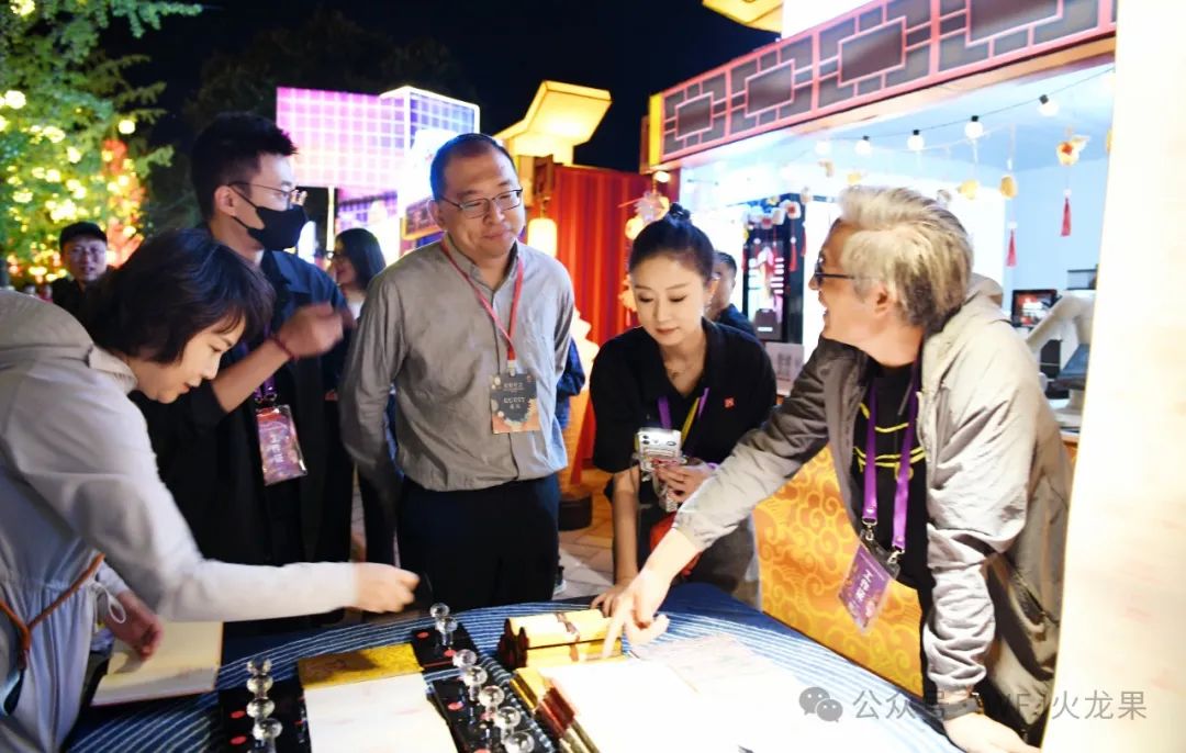 “京彩灯会”举行时，，，，多彩联盟展区喜迎客来_多彩联盟集团官方网站