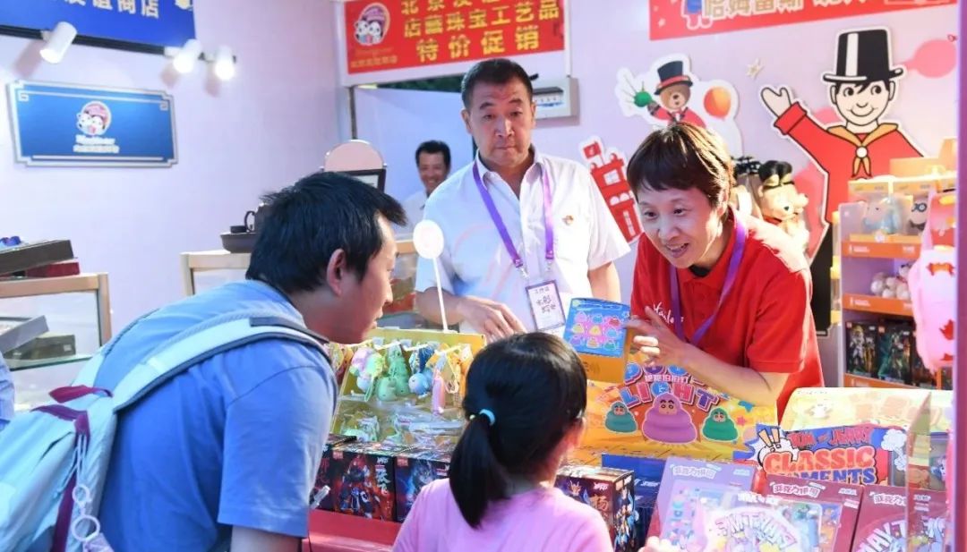 “京彩灯会”举行时，，，，多彩联盟展区喜迎客来_多彩联盟集团官方网站