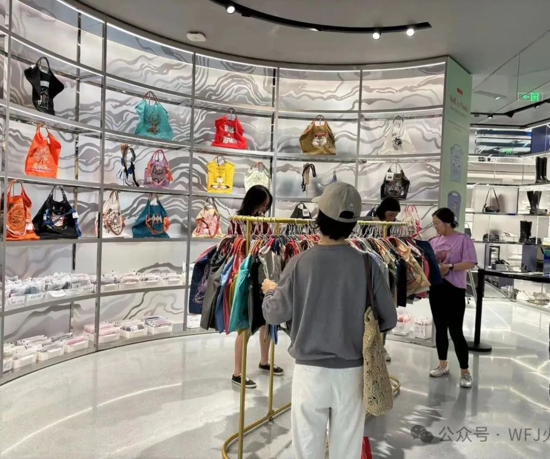 “断货王”Ball&amp;Chain快闪店上岸东安睿锦_多彩联盟集团官方网站