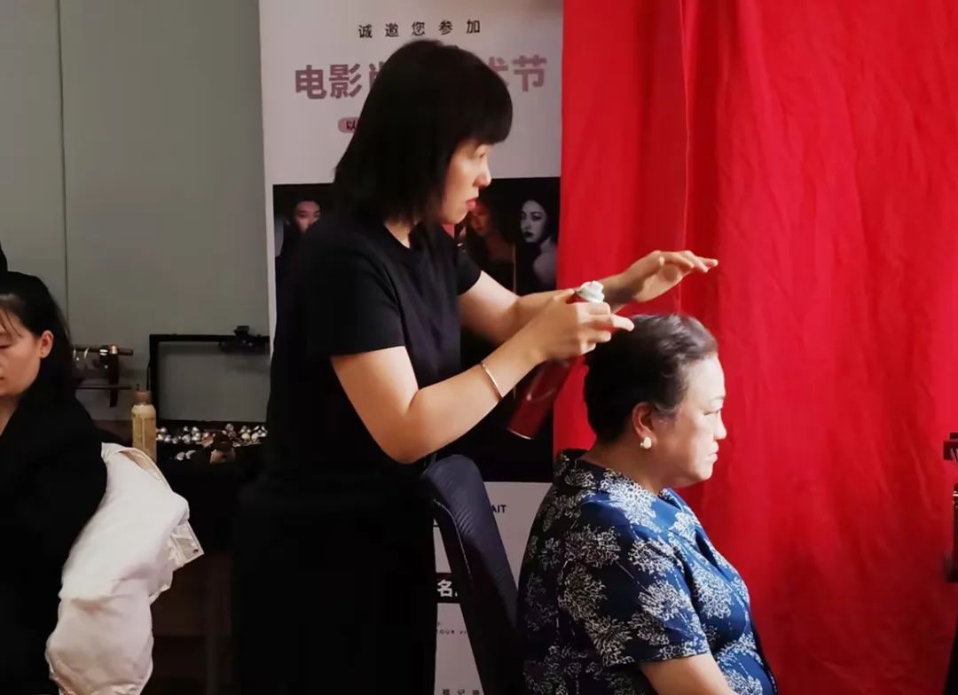 双安阛阓开展女装品牌肖像艺术节_多彩联盟集团官方网站
