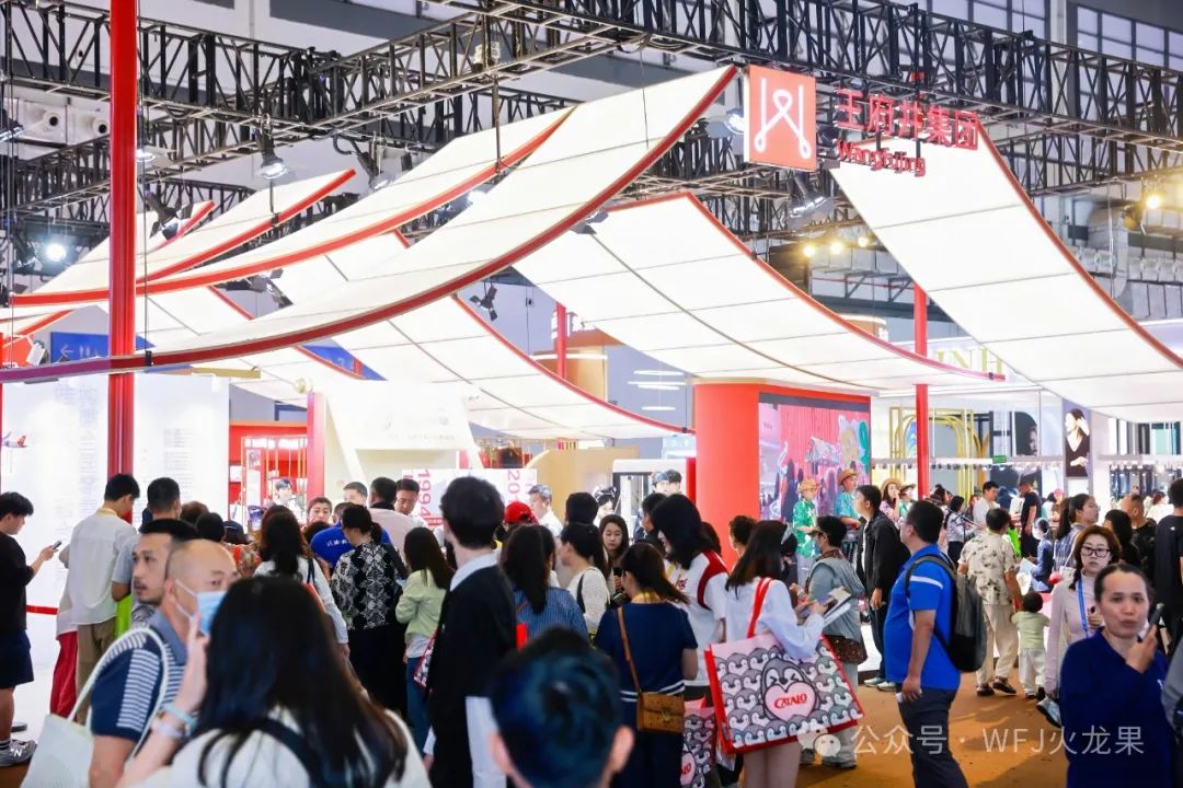 五载消博会 七秩多彩联盟（3）：消博会第三天——多彩联盟展厅迎来主要客人_多彩联盟集团官方网站